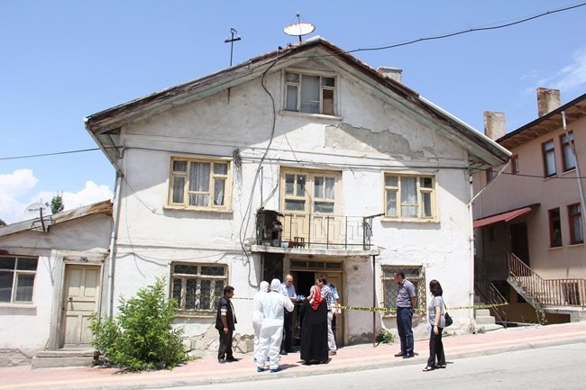 KASTAMONU’DA KOMŞUSUNUN EVİNE GİDEN ÜÇ ÇOCUK ANNESİ KADIN, ÇÜRÜMÜŞ ERKEK CESEDİYLE KARŞILAŞTI. (VEDAT YUNUS İKİZOĞLU/KASTAMONU-İHA)