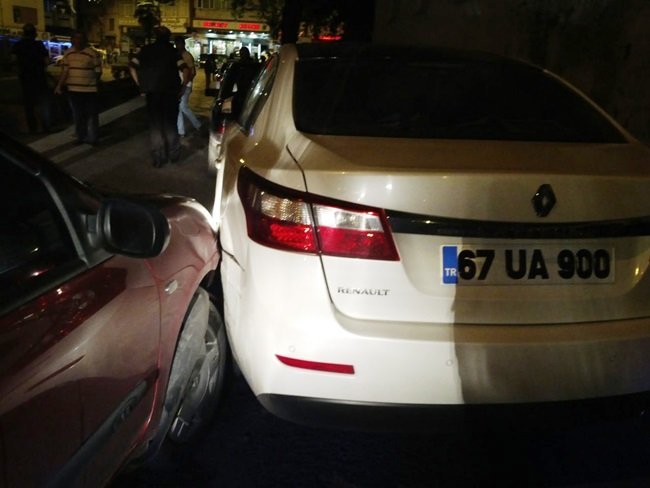 ZONGULDAK'IN EREĞLİ İLÇESİNDE ALKOLLÜ SÜRÜCÜ KAZ AYAPTI. KAZADA BİR KİŞİ YARALANDI. (VEDAT KILIÇ/ZONGULDAK-İHA)