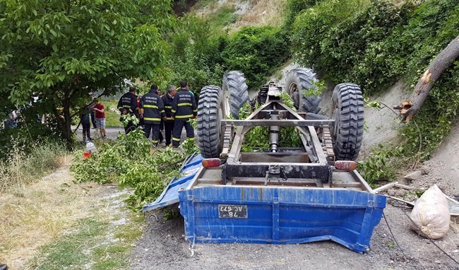 KARABÜK'TE DEVRİLEN TRAKTÖRÜN ALTINDA KALAN BELEDİYE İŞÇİSİ HAYATINI KAYBETTİ. (YASİN ERDEM/KARABÜK-İHA)