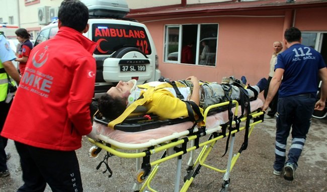 KASTAMONU'DA KAZA YAPAN OTOMOBİL, 100 METRE UÇURUMA YUVARLANDI. YARALILAR AMBULANSLARLA HASTANEYE KALDIRILDI. (VEDAT YUNUS İKİZOĞLU/KASTAMONU-İHA)