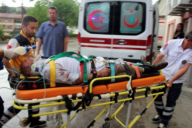 KASTAMONU'DA KAZA YAPAN OTOMOBİL, 100 METRE UÇURUMA YUVARLANDI. YARALILAR AMBULANSLARLA HASTANEYE KALDIRILDI. (VEDAT YUNUS İKİZOĞLU/KASTAMONU-İHA)