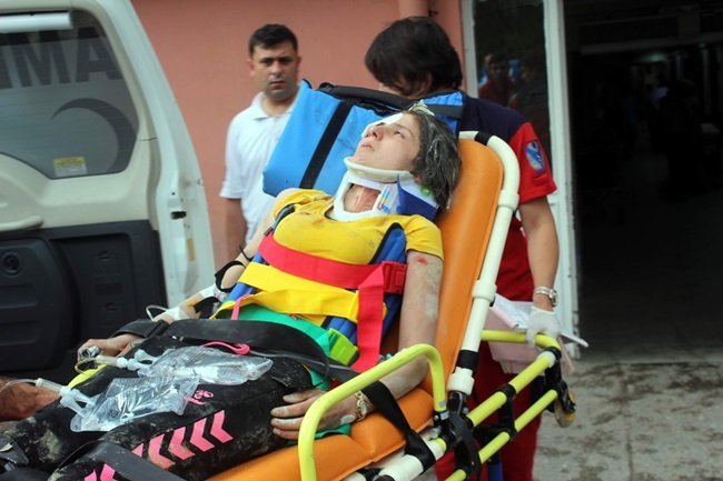 KASTAMONU'DA KAZA YAPAN OTOMOBİL, 100 METRE UÇURUMA YUVARLANDI. YARALILAR AMBULANSLARLA HASTANEYE KALDIRILDI. (VEDAT YUNUS İKİZOĞLU/KASTAMONU-İHA)