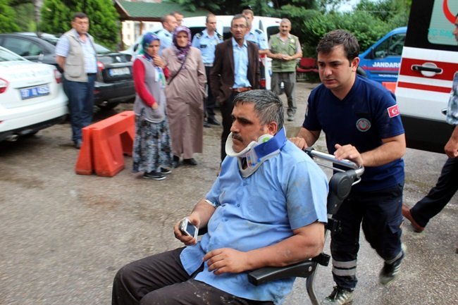 KASTAMONU'DA MEYDANA GELEN KAZADA YARALILAR, HASTANEYE TAŞINDI. (VEDAT YUNUS İKİZOĞLU/KASTAMONU-İHA)
