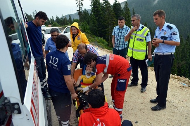KASTAMONU'DA KAZA YAPAN OTOMOBİL, 100 METRE UÇURUMA YUVARLANDI. YARALILAR AMBULANSLARLA HASTANEYE KALDIRILDI. (VEDAT YUNUS İKİZOĞLU/KASTAMONU-İHA)