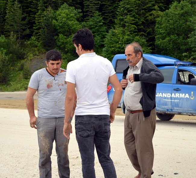 KASTAMONU'DA KAZA YAPAN OTOMOBİL, 100 METRE UÇURUMA YUVARLANDI. YARALILAR AMBULANSLARLA HASTANEYE KALDIRILDI. (VEDAT YUNUS İKİZOĞLU/KASTAMONU-İHA)