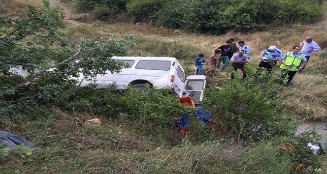 OTOMOBİL ŞARAMPOLE YUVARLANDI: 3 YARALI