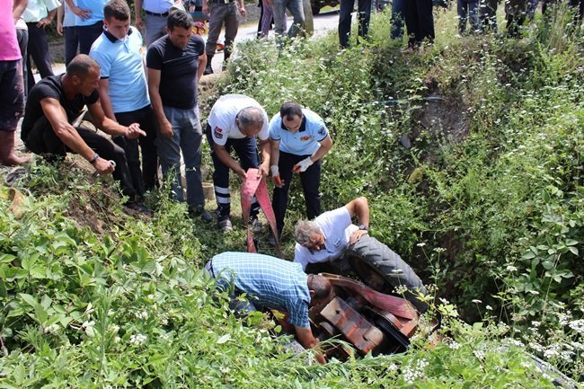 KASTAMONU'NUN İNEBOLU İLÇESİNDE EVLİ ÇİFT, İPTEN KURTULAN İNEĞİNİ YAKALAMAK İSTEDİ. ÇİFTİN KONTROLDEN ÇIKAN TRAKTÖRÜ DEREYE UÇTU. (CEMAL İLYASOĞLU/KASTAMONU-İHA)