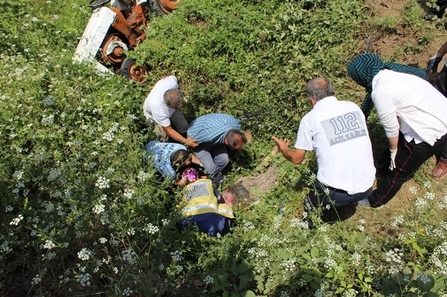 KASTAMONU'NUN İNEBOLU İLÇESİNDE EVLİ ÇİFT, İPTEN KURTULAN İNEĞİNİ YAKALAMAK İSTEDİ. ÇİFTİN KONTROLDEN ÇIKAN TRAKTÖRÜ DEREYE UÇTU. (CEMAL İLYASOĞLU/KASTAMONU-İHA)