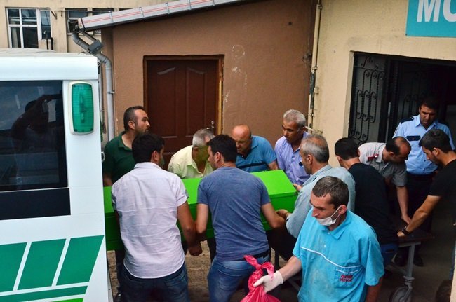 OTOPSİSİ YAPILAN MURAT BERBER'İN CENAZESİ, ÇAYCUMA BELEDİYESİ'NE AİT CENAZE ARACI İLE ÇAYCUMA İLÇESİNE GÖNDERİLDİ (ONUR ALTINDAĞ - SERTAÇ ÖZDEMİR/ZONGULDAK-İHA)