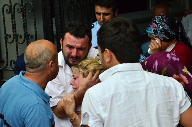 MURAT BERBER'İN EŞİ DİLEK BERBER'İ (SARI SAÇLI ORTADA), YAKINLARI TESELLİ ETTİ. (ONUR ALTINDAĞ - SERTAÇ ÖZDEMİR/ZONGULDAK-İHA)