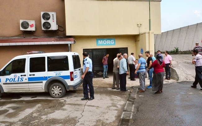 MURAT BERBER'İN YAKINLARI MORG ÖNÜNDE SİNİR KRİZLERİ GEÇİRDİ. (ONUR ALTINDAĞ - SERTAÇ ÖZDEMİR/ZONGULDAK-İHA)
