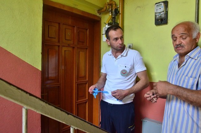 ZONGULDAK’TA YALNIZ YAŞADIĞI EVİNDE ŞEKER KOMASINA GİREN YAŞLI KADININ İMDADINA KOMŞULARI YETİŞTİ. (ONUR ALTINDAĞ/ZONGULDAK-İHA)