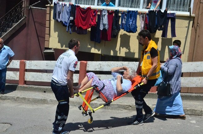 ZONGULDAK’TA YALNIZ YAŞADIĞI EVİNDE ŞEKER KOMASINA GİREN YAŞLI KADININ İMDADINA KOMŞULARI YETİŞTİ. (ONUR ALTINDAĞ/ZONGULDAK-İHA)