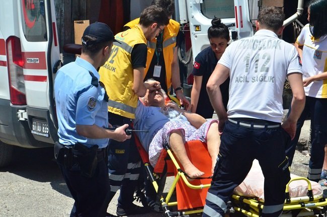 ZONGULDAK’TA YALNIZ YAŞADIĞI EVİNDE ŞEKER KOMASINA GİREN YAŞLI KADININ İMDADINA KOMŞULARI YETİŞTİ. (ONUR ALTINDAĞ/ZONGULDAK-İHA)