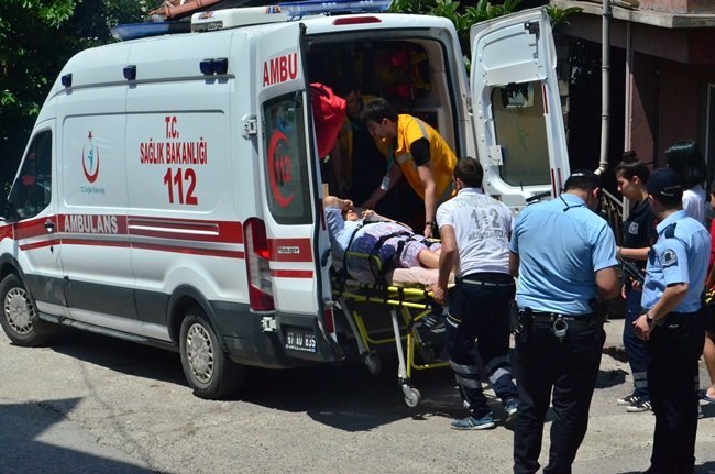 ZONGULDAK’TA YALNIZ YAŞADIĞI EVİNDE ŞEKER KOMASINA GİREN YAŞLI KADININ İMDADINA KOMŞULARI YETİŞTİ. (ONUR ALTINDAĞ/ZONGULDAK-İHA)