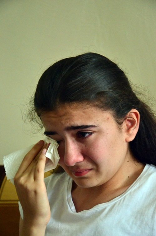 KARAELMAS MAHALLESİ ŞİRİN SOKAK’TA YAŞAYAN MALULEN EMEKLİ SALİH VE EV HANIMI ALİYE BAŞ’IN TEK KIZI OLAN 17 YAŞINDAKİ İREM BAŞ, SKOLYOZ HASTALIĞIYLA MÜCADELE EDİYOR. (SERTAÇ ÖZDEMİR/ZONGULDAK-İHA)