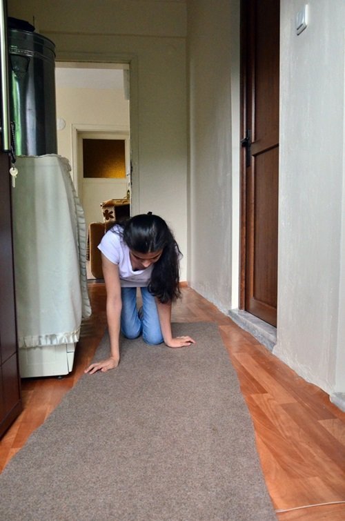 KARAELMAS MAHALLESİ ŞİRİN SOKAK’TA YAŞAYAN MALULEN EMEKLİ SALİH VE EV HANIMI ALİYE BAŞ’IN TEK KIZI OLAN 17 YAŞINDAKİ İREM BAŞ, SKOLYOZ HASTALIĞIYLA MÜCADELE EDİYOR. (SERTAÇ ÖZDEMİR/ZONGULDAK-İHA)