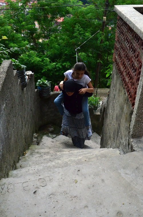 KARAELMAS MAHALLESİ ŞİRİN SOKAK’TA YAŞAYAN MALULEN EMEKLİ SALİH VE EV HANIMI ALİYE BAŞ’IN TEK KIZI OLAN 17 YAŞINDAKİ İREM BAŞ, SKOLYOZ HASTALIĞIYLA MÜCADELE EDİYOR. (SERTAÇ ÖZDEMİR/ZONGULDAK-İHA)