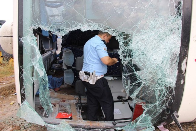 İSTANBUL İSTİKAMETİNDEN KASTAMONU'YA GİDEN YOLCU OTOBÜSÜNÜN DEVRİLDİĞİ KAZADA, 35 YOLCUDAN 28'İ YARALANDI. (YASİN ERDEM/KARABÜK-İHA)