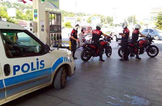 KDZ. EREĞLİ İLÇESİNDE AKARYAKIT İSTASYONUNDA TARTIŞMA İLE BAŞLAYAN KAVGADA BİR GENÇ BIÇAKLANARAK AĞIR YARALANDI. (VEDAT KILIÇ/ZONGULDAK-İHA)