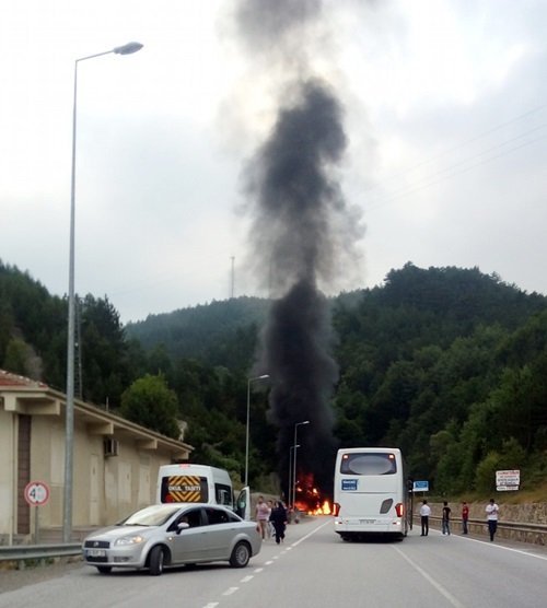 BOLU’NUN MENGEN İLÇESİNDE TİNER YÜKLE TIR’IN BARİYERE ÇARPMASI SONUCU 5 KİŞİ YANARAK HAYATINI KAYBETTİ. TIR’IN DORSESİNE YÜKLENEN OTOMOBİLDE SEYAHAT EDEN İKİ KİŞİ DE YARALANDI. (FİKRİ ERDEM - SERTAÇ ÖZDEMİR - SÜLEYMAN KARAMAN/ZONGULDAK-İHA)