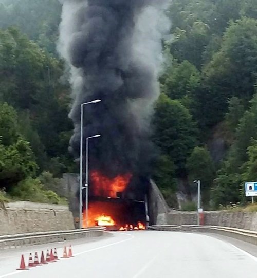 BOLU’NUN MENGEN İLÇESİNDE TİNER YÜKLE TIR’IN BARİYERE ÇARPMASI SONUCU 5 KİŞİ YANARAK HAYATINI KAYBETTİ. TIR’IN DORSESİNE YÜKLENEN OTOMOBİLDE SEYAHAT EDEN İKİ KİŞİ DE YARALANDI. (FİKRİ ERDEM - SERTAÇ ÖZDEMİR - SÜLEYMAN KARAMAN/ZONGULDAK-İHA)