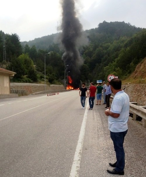 BOLU’NUN MENGEN İLÇESİNDE TİNER YÜKLE TIR’IN BARİYERE ÇARPMASI SONUCU 5 KİŞİ YANARAK HAYATINI KAYBETTİ. TIR’IN DORSESİNE YÜKLENEN OTOMOBİLDE SEYAHAT EDEN İKİ KİŞİ DE YARALANDI. (FİKRİ ERDEM - SERTAÇ ÖZDEMİR - SÜLEYMAN KARAMAN/ZONGULDAK-İHA)