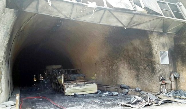 BOLU’NUN MENGEN İLÇESİNDE TİNER YÜKLE TIR’IN BARİYERE ÇARPMASI SONUCU 5 KİŞİ YANARAK HAYATINI KAYBETTİ. TIR’IN DORSESİNE YÜKLENEN OTOMOBİLDE SEYAHAT EDEN İKİ KİŞİ DE YARALANDI. (FİKRİ ERDEM - SERTAÇ ÖZDEMİR - SÜLEYMAN KARAMAN/ZONGULDAK-İHA)