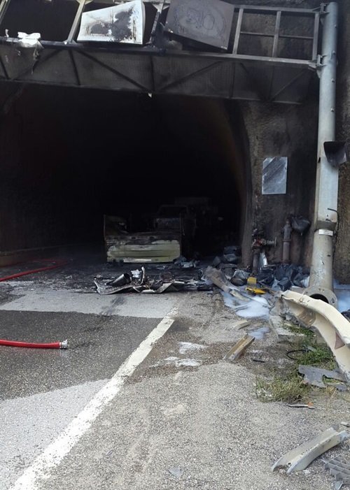 BOLU’NUN MENGEN İLÇESİNDE TİNER YÜKLE TIR’IN BARİYERE ÇARPMASI SONUCU 5 KİŞİ YANARAK HAYATINI KAYBETTİ. TIR’IN DORSESİNE YÜKLENEN OTOMOBİLDE SEYAHAT EDEN İKİ KİŞİ DE YARALANDI. (FİKRİ ERDEM - SERTAÇ ÖZDEMİR - SÜLEYMAN KARAMAN/ZONGULDAK-İHA)