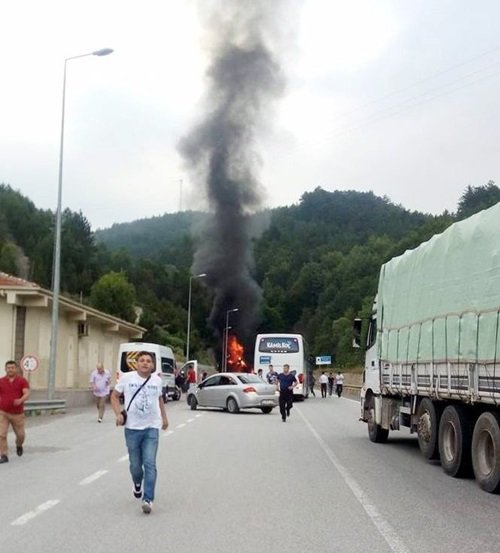 BOLU’NUN MENGEN İLÇESİNDE TİNER YÜKLE TIR’IN BARİYERE ÇARPMASI SONUCU 5 KİŞİ YANARAK HAYATINI KAYBETTİ. TIR’IN DORSESİNE YÜKLENEN OTOMOBİLDE SEYAHAT EDEN İKİ KİŞİ DE YARALANDI. (FİKRİ ERDEM - SERTAÇ ÖZDEMİR - SÜLEYMAN KARAMAN/ZONGULDAK-İHA)