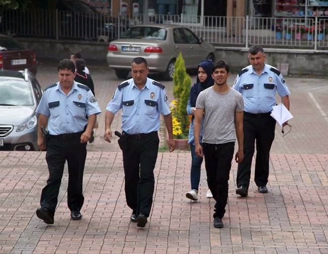 ZONGULDAK'IN ÇAYCUMA İLÇESİNDE BULUNAN HAVALİMANINDA ALMANYA'YA GİDEN UÇAĞA SAHTE VİZEYLE BİNMEK İSTEYEN İKİ AFGAN UYRUKLU ŞAHIS, PASAPORT KONTROLÜNDE YAKAYI ELE VERDİ. (İHA/ZONGULDAK-İHA)