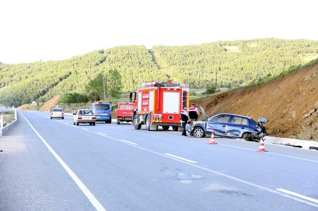 İSTANBUL’DAN SİNOP’A CENAZEYE GİDEN AİLE, KASTAMONU’DA KAZA YAPTI. KAZADA 1’İ AĞIR 3 KİŞİ YARALANDI. (VEDAT YUNUS İKİZOĞLU/KASTAMONU-İHA)