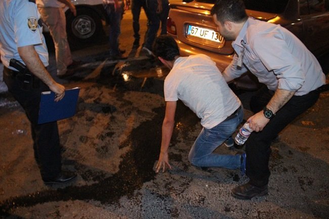 ARKADAŞLARININ DURUMUNA BAKARKEN BİR ANDA YERE YIĞILAN ONURCAN O.'YA OLAY YERİNDEKİ VATANDAŞLAR YARDIM ETTİ. (VEDAT KILIÇ/ZONGULDAK-İHA)