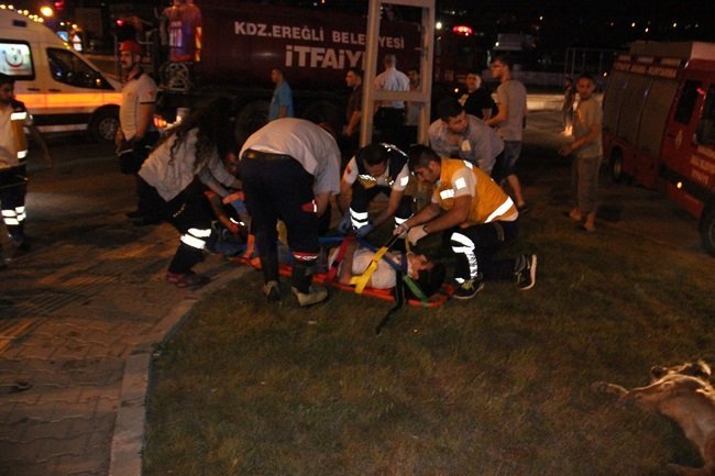SU TANKERİNE ÇARPAN OTOMOBİLDE BULUNAN VE KAZADA YARALANAN ONURCAN O. AMBULANSLA HASTANEYE KALDIRILDI. (VEDAT KILIÇ/ZONGULDAK-İHA)