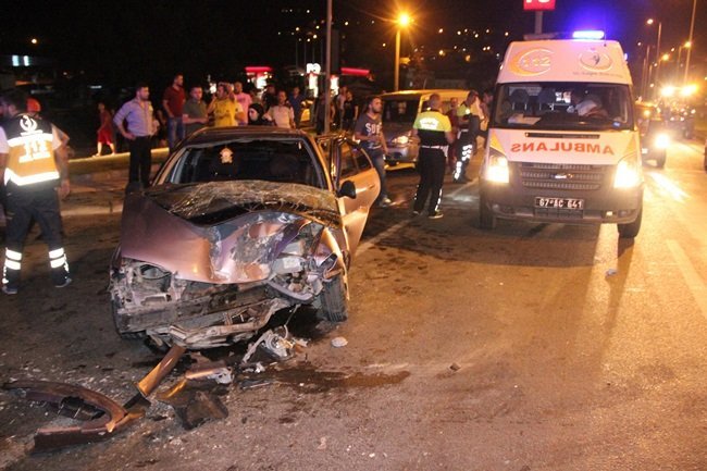 SU TANKERİNE ÇARPAN OTOMOBİL HURDAYA DÖNDÜ. (VEDAT KILIÇ/ZONGULDAK-İHA)