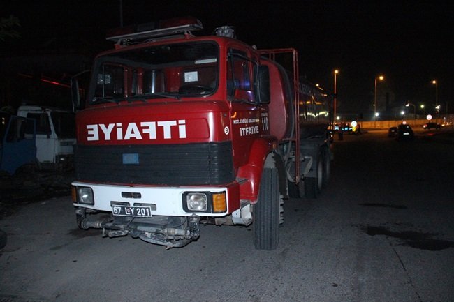 OTOMOBİLİN ÇARPTIĞI BELEDİYEYE AİT SU TANKERİ YAPILAN İNCELEMENİN ARDINDAN OLAY YERİNDEN KALDIRILDI. (VEDAT KILIÇ/ZONGULDAK-İHA)