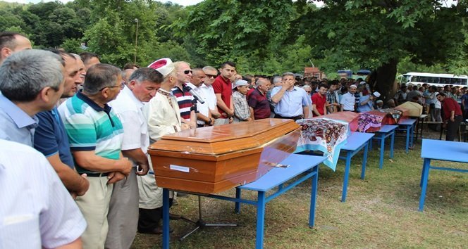 BOLU'NUN MENGEN İLÇESİNDE 2 GÜN ÖNCE TÜNEL GİRİŞİNE ÇARPARAK ALEV ALAN TIR’DA YANARAK HAYATINI KAYBEDEN 5 KİŞİ KARABÜK’ÜN YENİCE İLÇESİNDE GÖZYAŞLARI ARASINDA TOPRAĞA VERİLDİ. (ÇETİN UZUNKARA - YASİN ERDEM/KARABÜK-İHA)