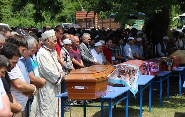BOLU'NUN MENGEN İLÇESİNDE 2 GÜN ÖNCE TÜNEL GİRİŞİNE ÇARPARAK ALEV ALAN TIR’DA YANARAK HAYATINI KAYBEDEN 5 KİŞİ KARABÜK’ÜN YENİCE İLÇESİNDE GÖZYAŞLARI ARASINDA TOPRAĞA VERİLDİ. (ÇETİN UZUNKARA - YASİN ERDEM/KARABÜK-İHA)