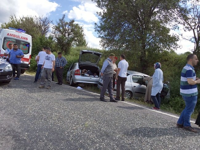 KASTAMONU'DA İKİ OTOMOBİLİN ÇARPIŞMASI SONUCU MEYDANA GELEN KAZADA 1 KİŞİ ÖLDÜ, 2 KİŞİ YARALANDI. (AKİF DOĞAN/KASTAMONU-İHA)