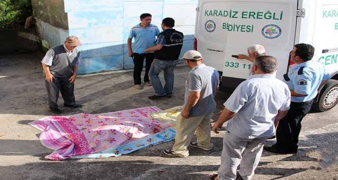 OLAY YERİ İNCELEME POLİSLERİ TARAFINDAN YAPILAN İNCELEMENİN TAMAMLANMASIYLA YAŞLI KADININ CENAZESİ OTOPSİSİ YAPILMAK ÜZERE EREĞLİ DEVLET HASTANESİNE KALDIRILDI. (VEDAT KILIÇ/ZONGULDAK-İHA)