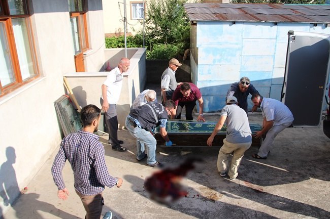 OLAY YERİ İNCELEME POLİSLERİ TARAFINDAN YAPILAN İNCELEMENİN TAMAMLANMASIYLA YAŞLI KADININ CENAZESİ OTOPSİSİ YAPILMAK ÜZERE EREĞLİ DEVLET HASTANESİNE KALDIRILDI. (VEDAT KILIÇ/ZONGULDAK-İHA)