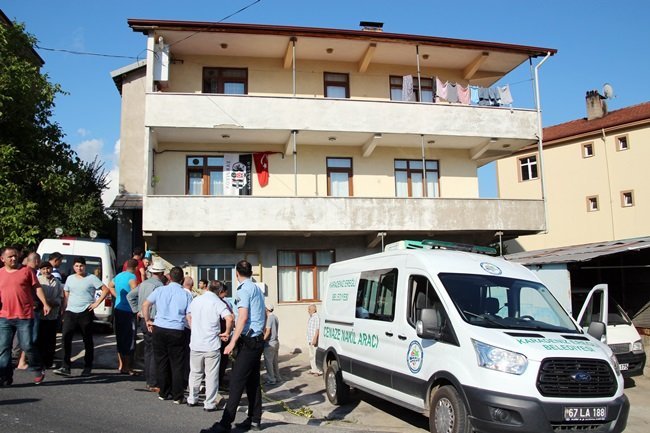 ZONGULDAK'IN EREĞLİ İLÇESİNDE 2. KATTAN DÜŞEN 65 YAŞINDAKİ DÖNDÜ KARA OLAY YERİNDE HAYATINI KAYBETTİ. (VEDAT KILIÇ/ZONGULDAK-İHA)