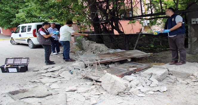 RAMAZAN BAYRAMI DOLAYISIYLA AİLESİ İLE BİRLİKTE SAFRANBOLU’DA YAŞAYAN DEDESİNE GELEN 5 YAŞINDAKİ BERKAY ÜNLÜ ÇÖKEN DUVARIN ALTINDA KALARAK CAN VERDİ. (YASİN ERDEM/KARABÜK-İHA)