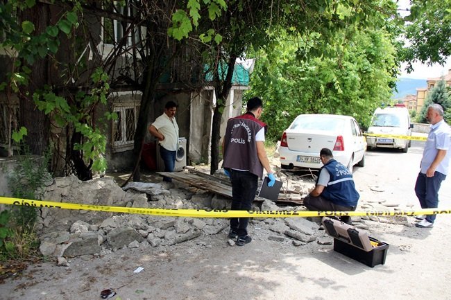 RAMAZAN BAYRAMI DOLAYISIYLA AİLESİ İLE BİRLİKTE SAFRANBOLU’DA YAŞAYAN DEDESİNE GELEN 5 YAŞINDAKİ BERKAY ÜNLÜ ÇÖKEN DUVARIN ALTINDA KALARAK CAN VERDİ. (YASİN ERDEM/KARABÜK-İHA)
