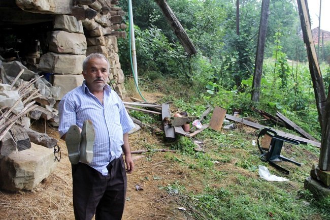 İSTANBUL’DAN KASTAMONU’YA BAYRAM TATİLİ İÇİN GELEN AİLE, ÇAY İÇTİKLERİ ESNADA EVLERİNİN ÇÖKEN BALKONUNUN ALTINDA KALDI. YAŞANAN OLAYDA 1 KİŞİ ÖLDÜ, 6 KİŞİ YARALANDI. (MEHMET SALMAN - VEDAT YUNUS İKİZOĞLU/KASTAMONU-İHA)