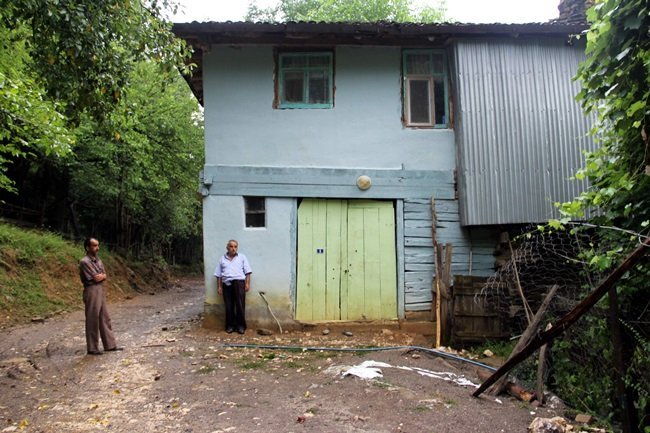 İSTANBUL’DAN KASTAMONU’YA BAYRAM TATİLİ İÇİN GELEN AİLE, ÇAY İÇTİKLERİ ESNADA EVLERİNİN ÇÖKEN BALKONUNUN ALTINDA KALDI. YAŞANAN OLAYDA 1 KİŞİ ÖLDÜ, 6 KİŞİ YARALANDI. (MEHMET SALMAN - VEDAT YUNUS İKİZOĞLU/KASTAMONU-İHA)