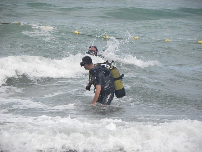 BARTIN'IN İNKUMU SAHİLİNDE DENİZE GİREN VE DALGALARA KAPILAN 3 ARKADAŞTAN İKİSİ KURTARILIRKEN, 1 GENÇ SUDA KAYBOLDU. (MUSTAFA KURT/BARTIN-İHA)
