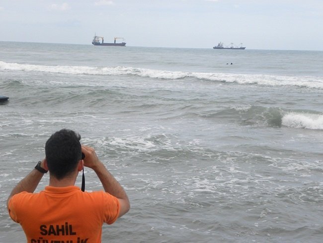 BARTIN'IN İNKUMU SAHİLİNDE DENİZE GİREN VE DALGALARA KAPILAN 3 ARKADAŞTAN İKİSİ KURTARILIRKEN, 1 GENÇ SUDA KAYBOLDU. (MUSTAFA KURT/BARTIN-İHA)