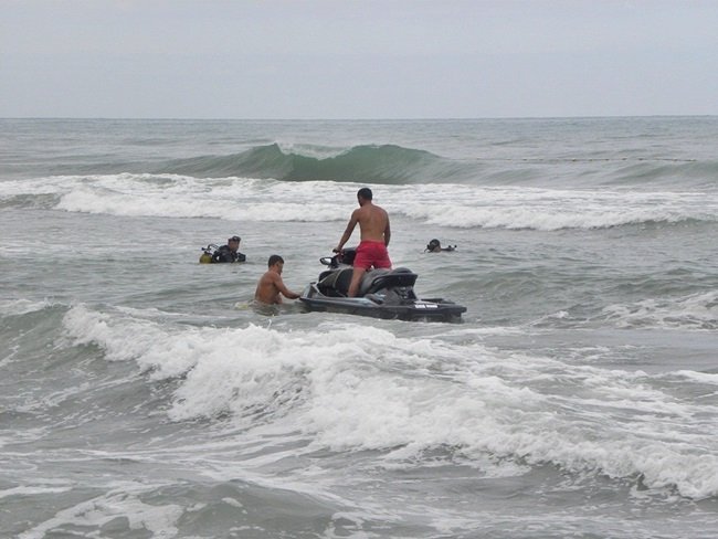BARTIN'IN İNKUMU SAHİLİNDE DENİZE GİREN VE DALGALARA KAPILAN 3 ARKADAŞTAN İKİSİ KURTARILIRKEN, 1 GENÇ SUDA KAYBOLDU. (MUSTAFA KURT/BARTIN-İHA)