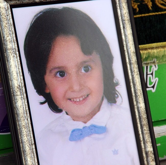 KARABÜK'ÜN SAFRANBOLU İLÇESİNDE AİLESİYLE DEDESİNE BAYRAM ZİYARETİNE GELEN VE ÇÖKEN BAHÇE DUVARININ ALTINDA KALARAK HAYATINI KAYBEDEN 5 YAŞINDAKİ BERKAY EFE ÜNLÜ GÖZYAŞLARI ARASINDA DEFNEDİLDİ. (YASİN ERDEM/KARABÜK-İHA)